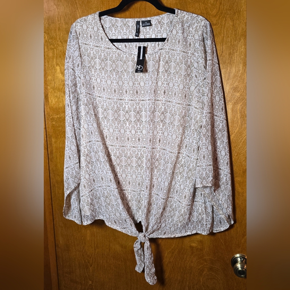 Light Cream/Beige/Taupe/Brown Bouse with front bottom tie Size 1X